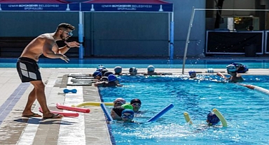 Yüzmeyi öğreniyor, yazın tadını çıkarıyorlar