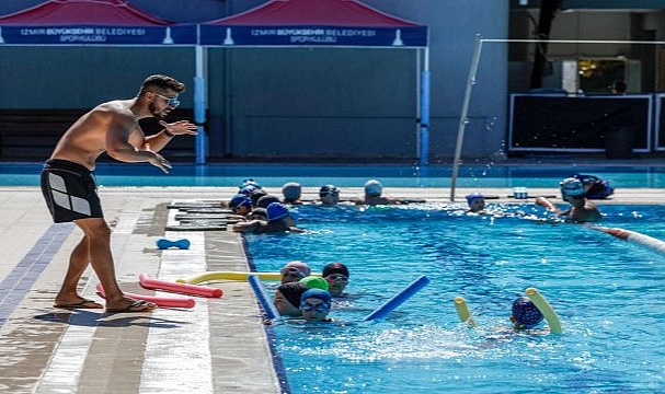 Yüzmeyi öğreniyor, yazın tadını çıkarıyorlar