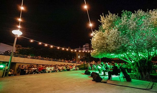 Zeytin ağacının altında “Gece Makamı” ezgileri