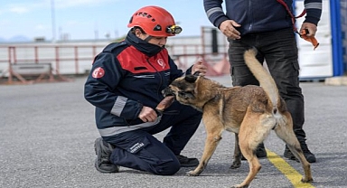 23 saat oğlunu enkazda bekledi, şimdi başkalarına umut oluyor