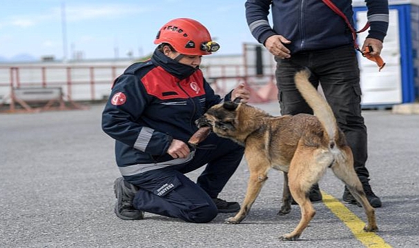 23 saat oğlunu enkazda bekledi, şimdi başkalarına umut oluyor