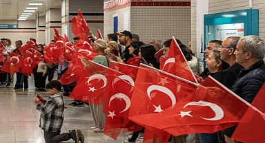 İzmir Metrosu’nu Cumhuriyet coşkusu sardı 