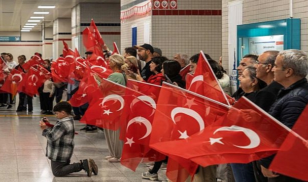 İzmir Metrosu’nu Cumhuriyet coşkusu sardı